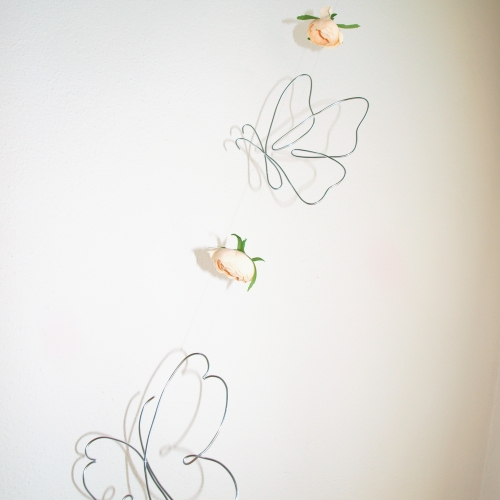 Závěsná dekorace motýlci s kytkami - stříbrná