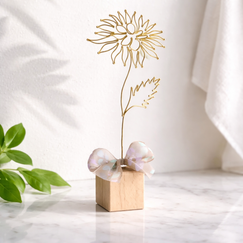 CHRYZANTÉMA na dřevěném stojánku