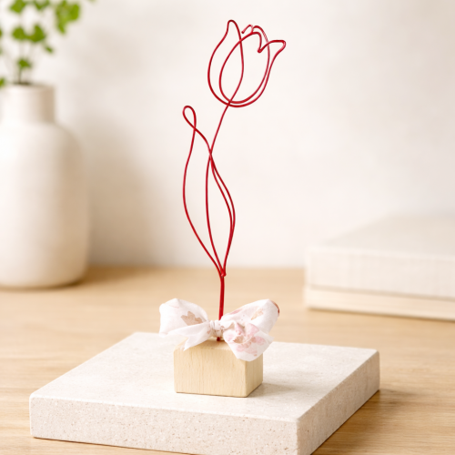 Tulipán na dřevěné kostce - červený